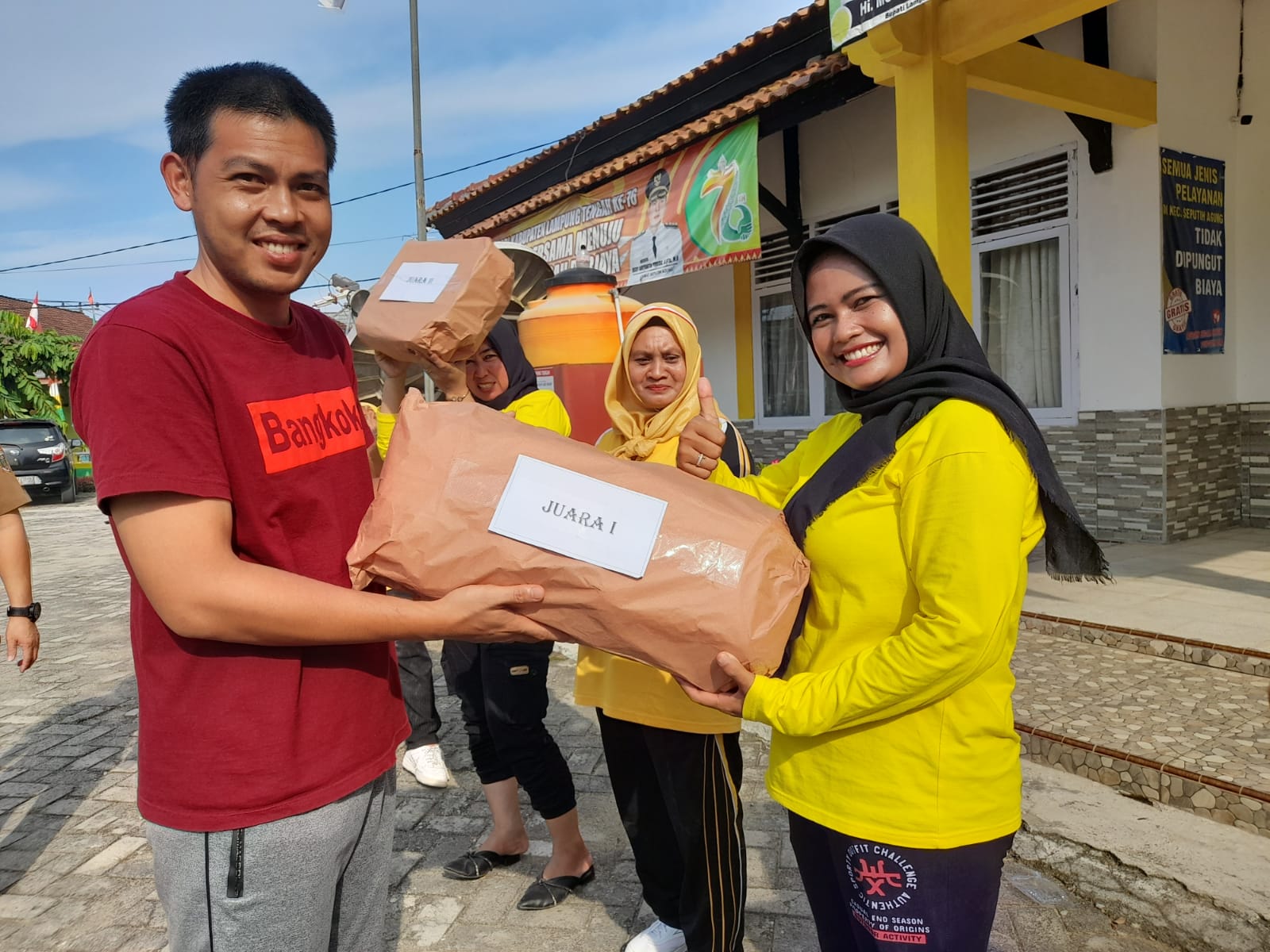 Pembukaan Lomba dan Pembagian Hadiah Pemenang Kekompakan dalam Rangka HUT RI Ke-77 di Halaman Kecamatan Seputih Agung