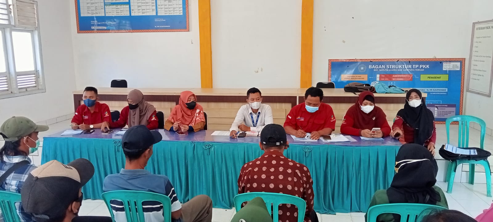 Pembagian Buku Tabungan dan KKS (Kartu Keluarga Sejahtera) kepada Keluarga Penerima Manfaat (KPM) Program Keluarga Harapan (PKH) Seputih Agung di Aula Kecamatan Seputih Agung