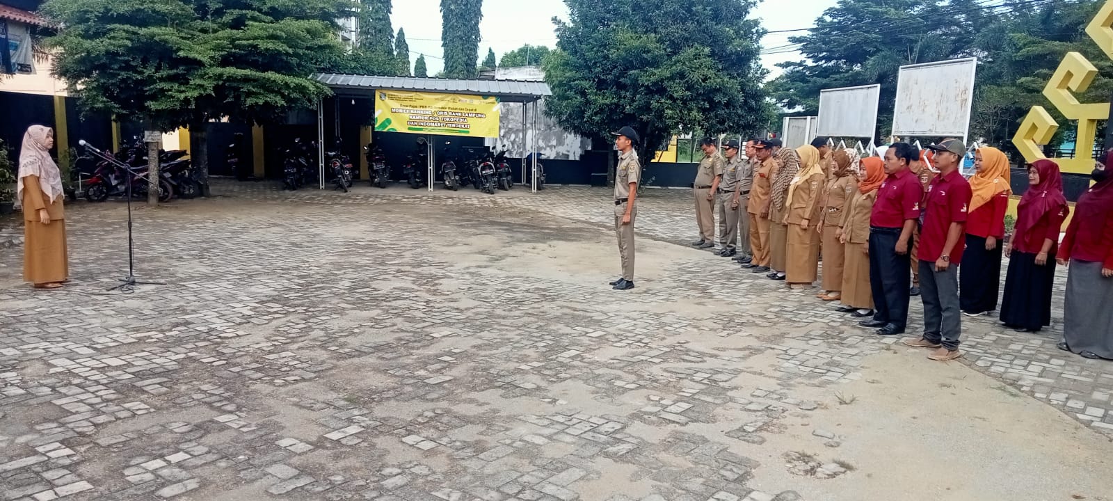 Melaksanakan Apel Mingguan di Halaman Kantor Kecamatan Seputih Agung (Senin, 06 Februari 2023)