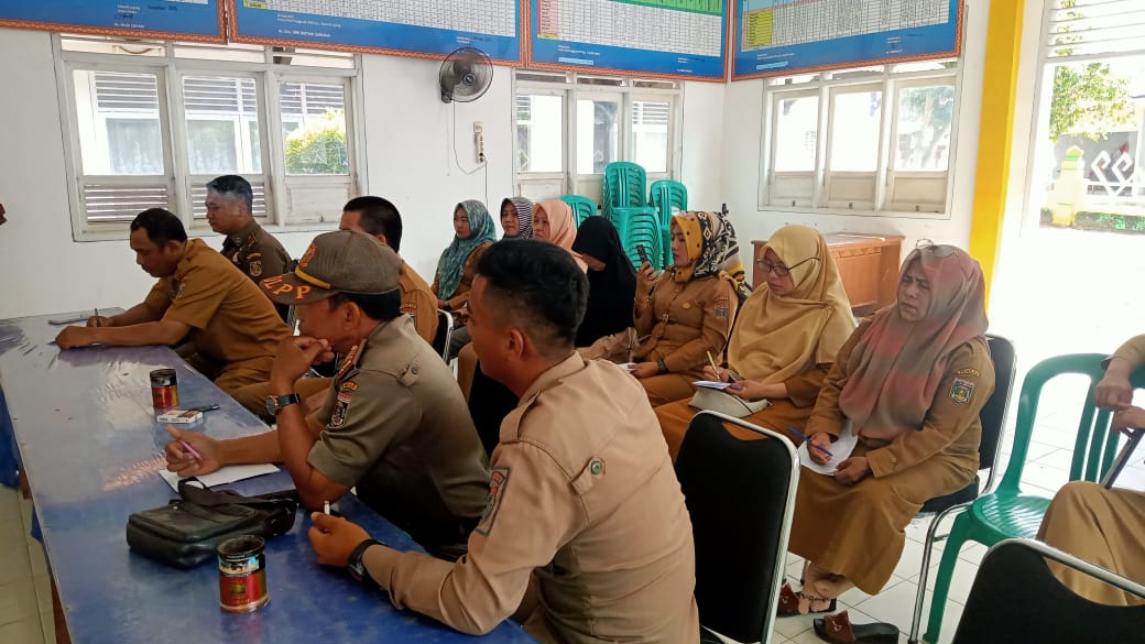 Rapat Staf di Aula Kecamatan Seputih Agung (Senin, 09 Januari 2023)