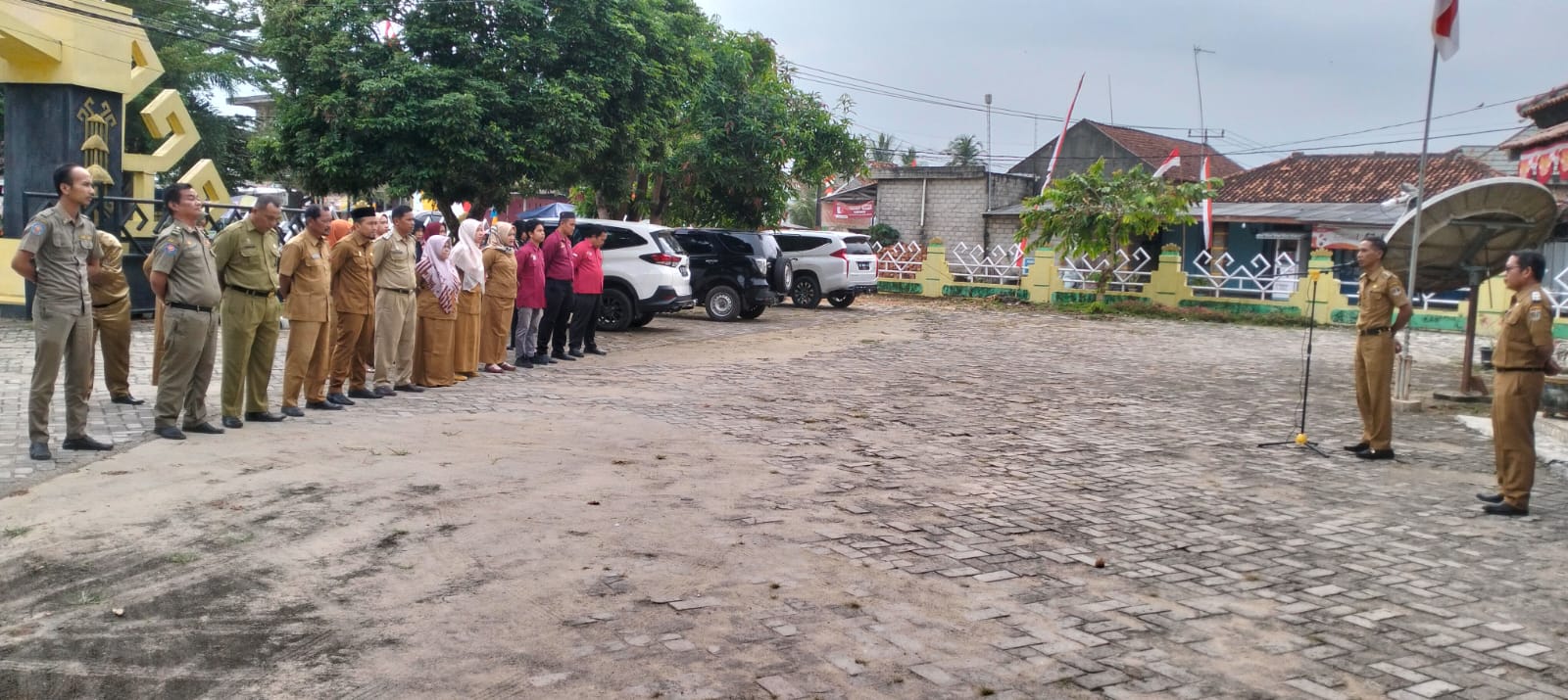 Melaksanakan Apel Mingguan di Halaman Kantor Kecamatan Seputih Agung (SENIN, 12 AGUSTUS 2024)