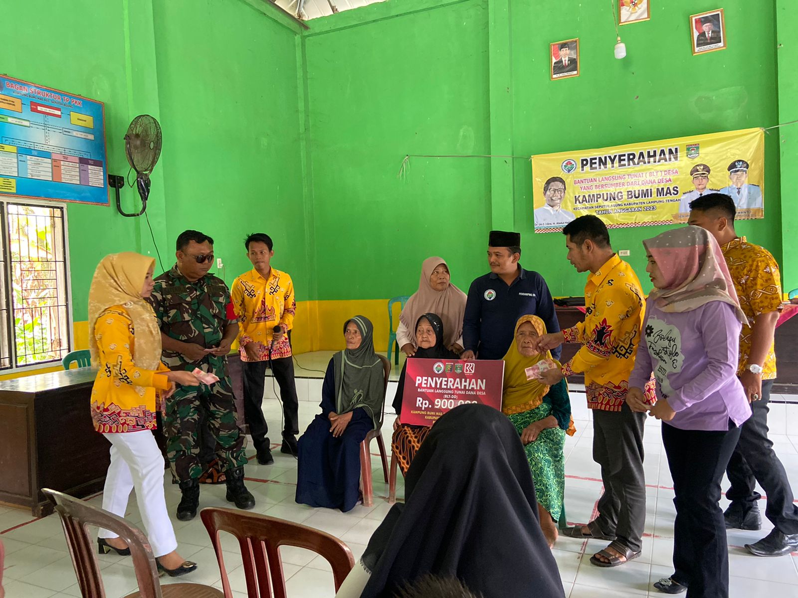 Penyaluran Bantuan Langsung Tunai (BLT DD) Triwulan I Tahun 2023 di Balai Kampung Bumi Mas (Sabtu, 01 April 2023)