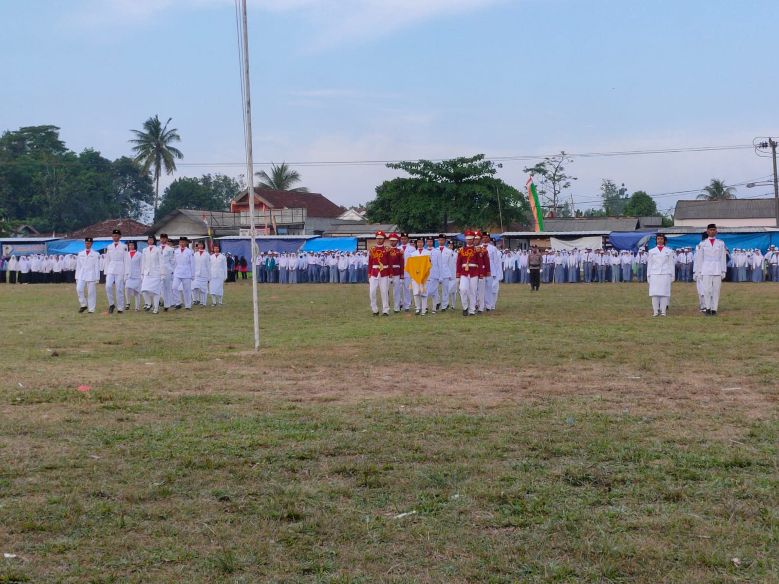 Upacara Penurunan Bendera Merah Putih dalam Rangka HUT RI Ke-77 di Lapangan Merdeka Dono Arum