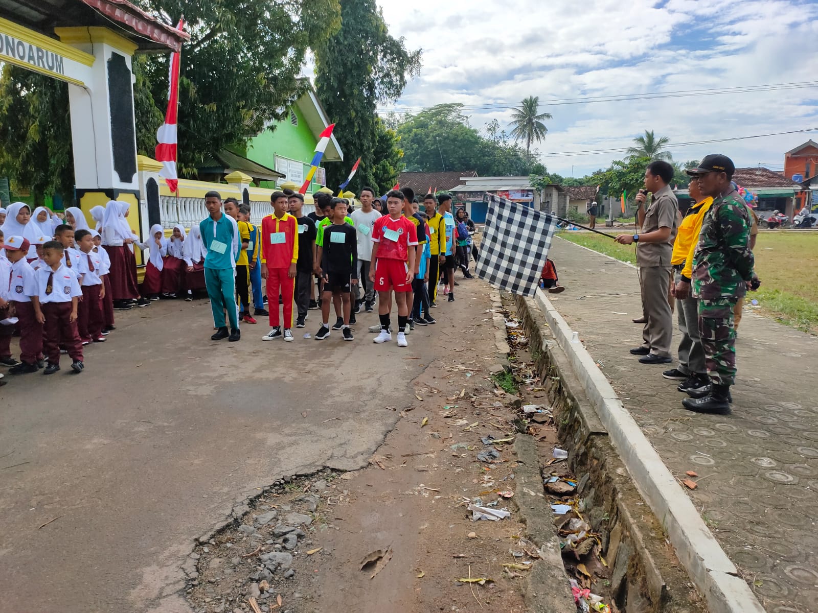 Pembukaan Lomba Lari 5.000 dan 3.000 M dan Pembekalan peserta Paskibra dalam Rangka HUT RI Ke-77 di Lapangan Sepak Bola Kampung Dono Arum