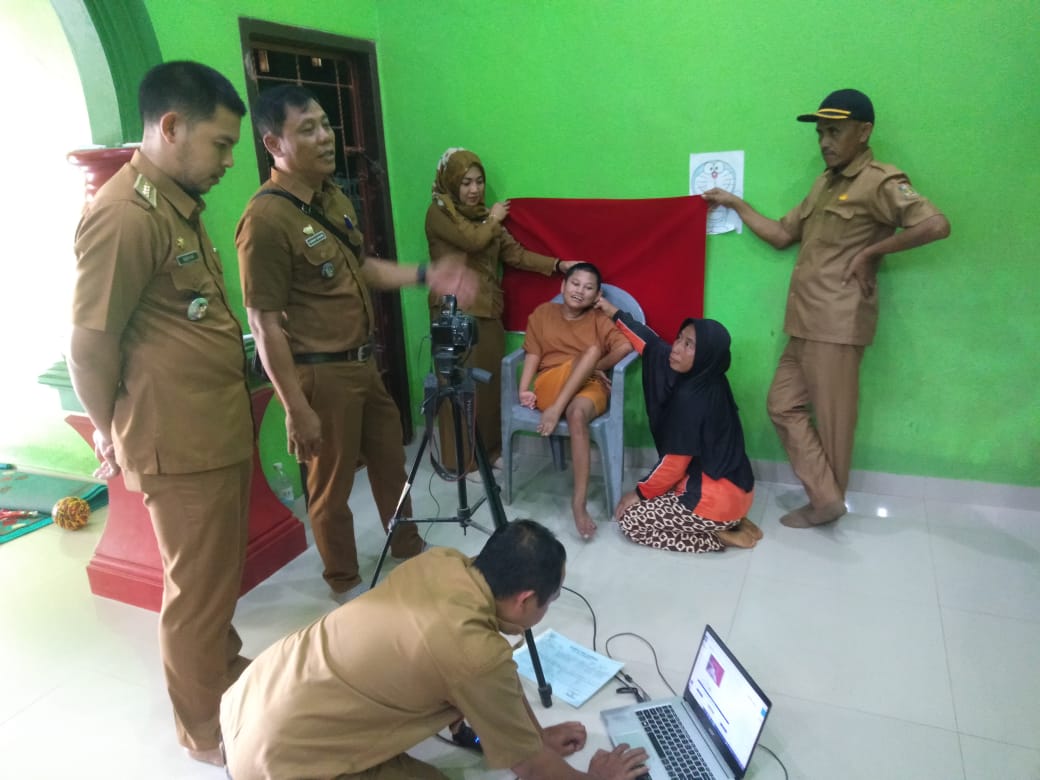 Jemput Bola Perekaman E-KTP bagi Masyarakat yang sakit dan Disabilitas di Kampung Sulusuban (Senin, 06 Maret 2023)