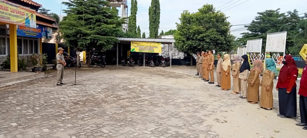 Melaksanakan Apel Mingguan di Halaman Kantor Kecamatan Seputih Agung (Senin, 02 Januari 2023)