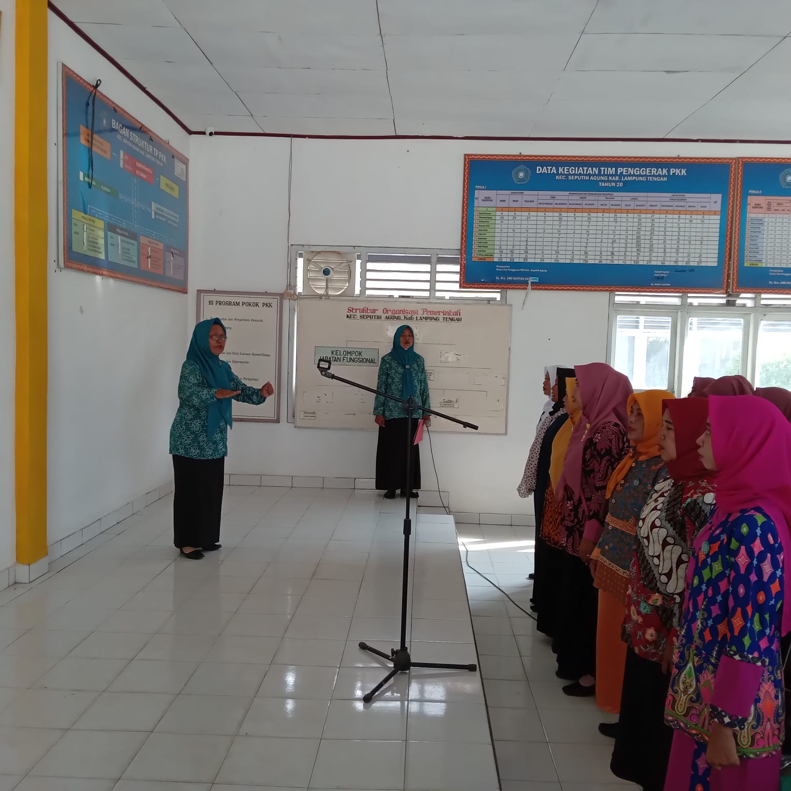 Pembukaan Lomba Paduan Suara Dasawisma dalam Rangka HUT RI Ke-77 di Aula Kecamatan Seputih Agung