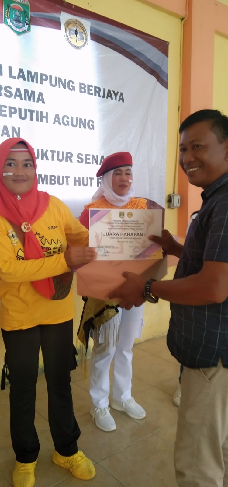 Pembukaan dan Pembagian Hadiah Pemenang Lomba Senam Berjaya dalam Rangka HUT RI Ke-77 di Balai Kampung Dono Arum