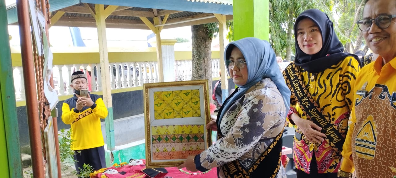 Kunjungan Bunda Literasi Kabupaten Lampung Tengan dan Bunda Literasi Kecamatan Seputih Agung serta Bapak Camat Seputih Agung di SDN 2 Kampung Dono Arum (Jum'at, 18 November 2022)