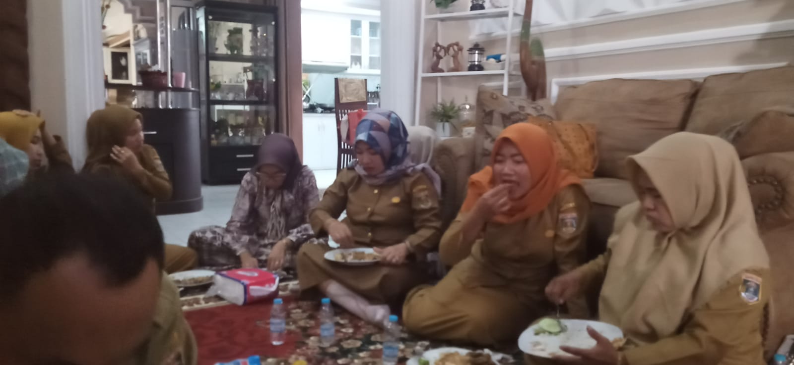 Menghadiri acara Purnabhakti Ibu Hj. WIwik Dwi Handayani di Kediaman Bandar Jaya Barat