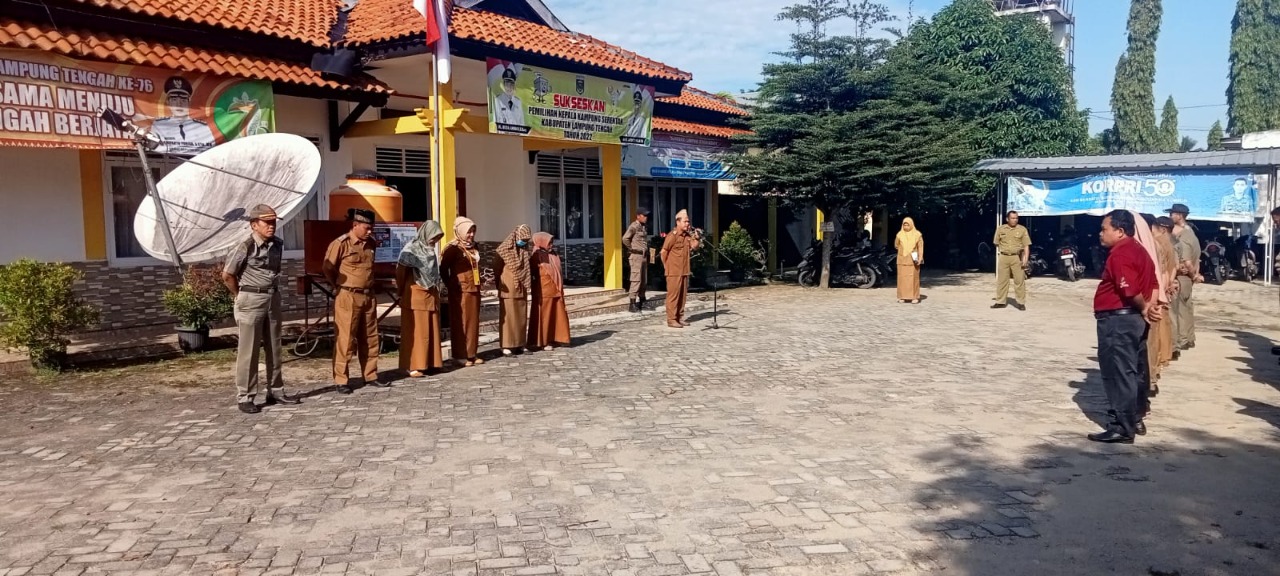 Melaksanakan Apel Mingguan di Halaman Kantor Kecamatan Seputih Agung (Senin, 05 September 2022)