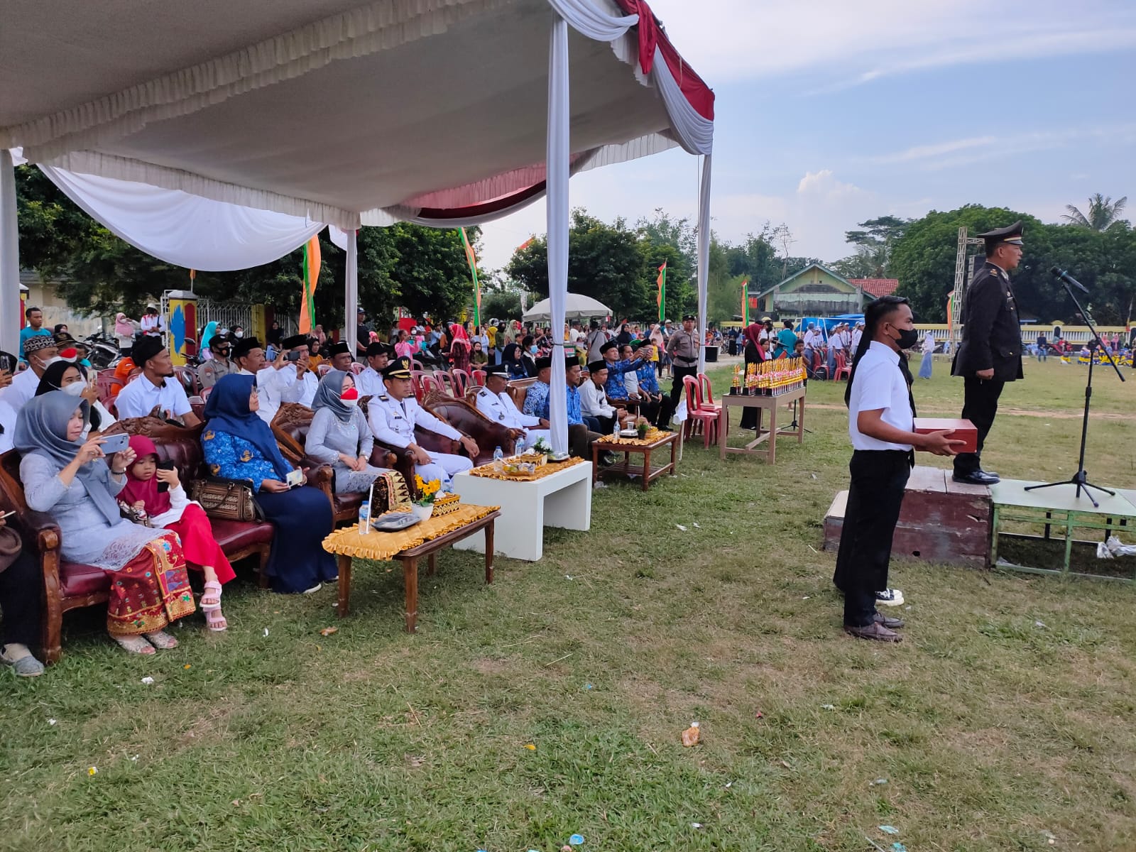 Upacara Penurunan Bendera Merah Putih dalam Rangka HUT RI Ke-77 di Lapangan Merdeka Dono Arum