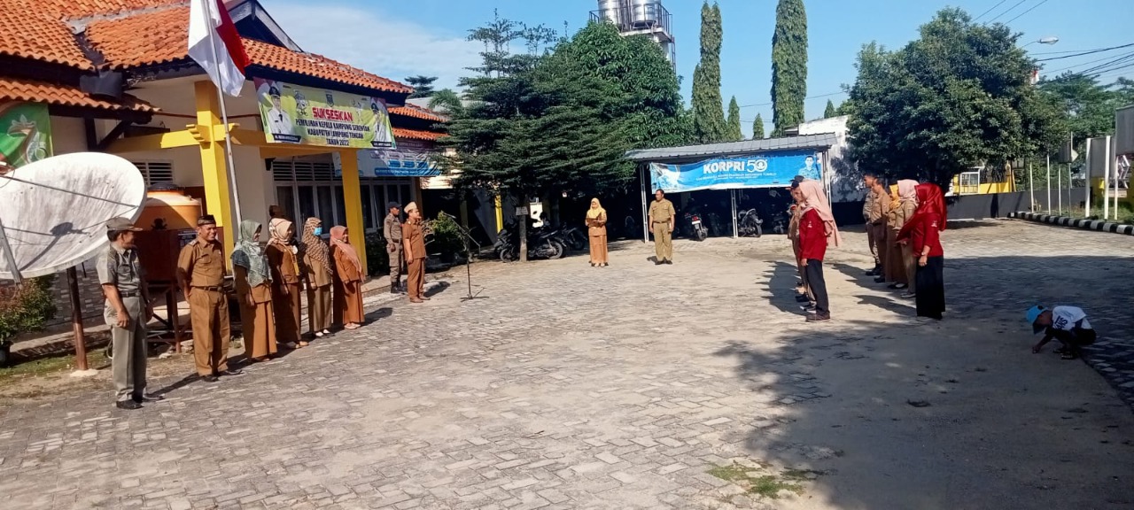 Melaksanakan Apel Mingguan di Halaman Kantor Kecamatan Seputih Agung (Senin, 05 September 2022)