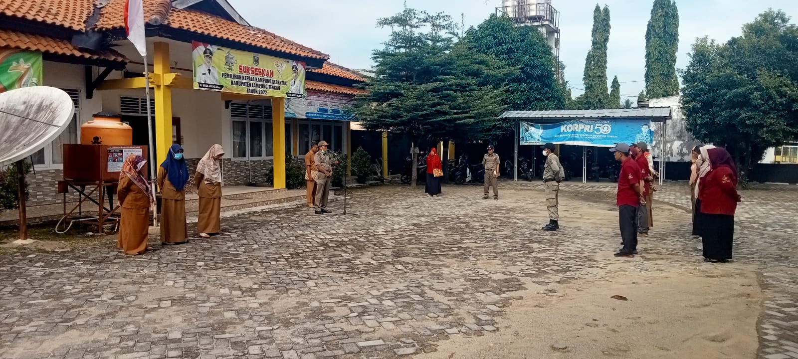 Melaksanakan Apel Mingguan di Halaman Kantor Kecamatan Seputih Agung (Senin, 12 September 2022)