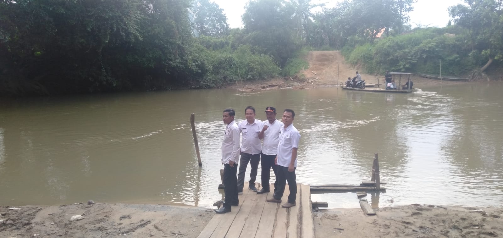 Menghadiri Undangan dalam Rangka Doa dan Tasyakuran atas rencana pembangunan jembat penghubung dua kecamatan seputih agung dan kecamatan way pengubuan kab lamteng di Kampung Muji Rahayu (Rabu, 21 September 2022)