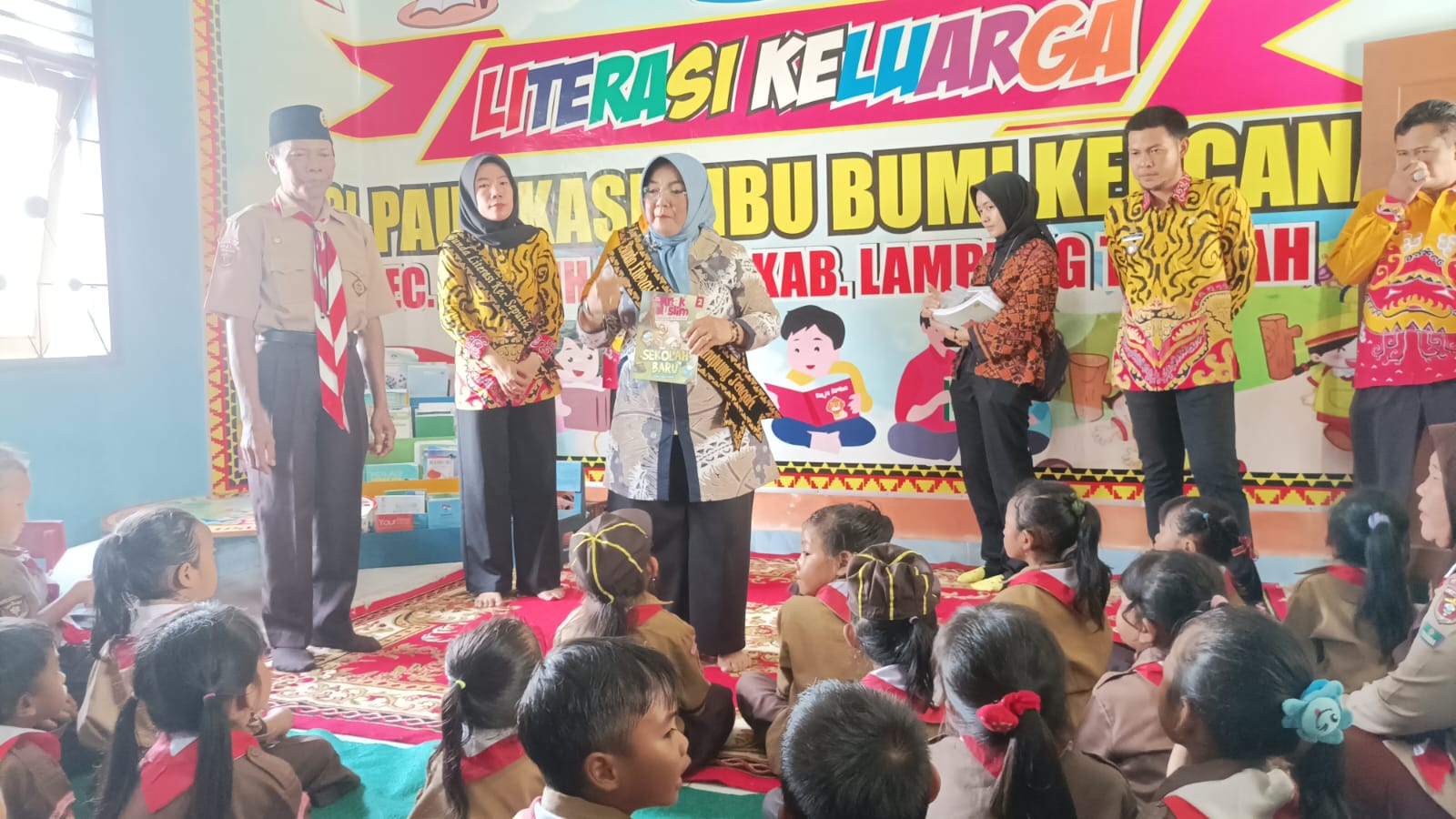 Kunjungan Bunda Literasi Kabupaten Lampung Tengan dan Bunda Literasi Kecamatan Seputih Agung serta Bapak Camat Seputih Agung di PAUD, TK, SMP DAN SMK Seputih Agung (Jum'at, 18 November 2022)