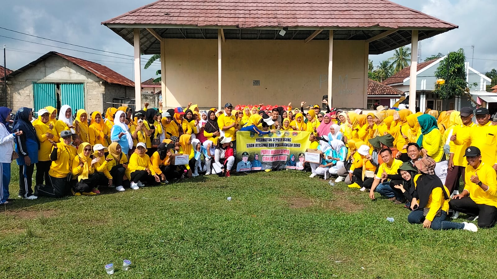 Senam Massal dalam rangka Penggalangan Dana Bantuan korban gempa Cianjur bersama PKK, KWT, Al-Hidayah, PIS dan Sriakndi Berjaya di Lapangan Sepak Bola Kampung Simpang Agung (Jum'at, 02 Desember 2022)