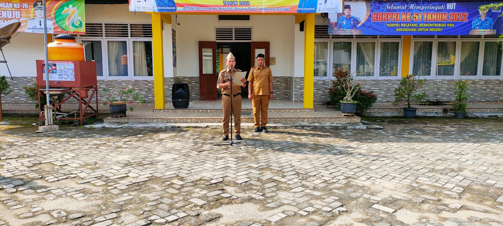 Melaksanakan Apel Mingguan di Halaman Kantor Kecamatan Seputih Agung (Senin, 05 Desember 2022)