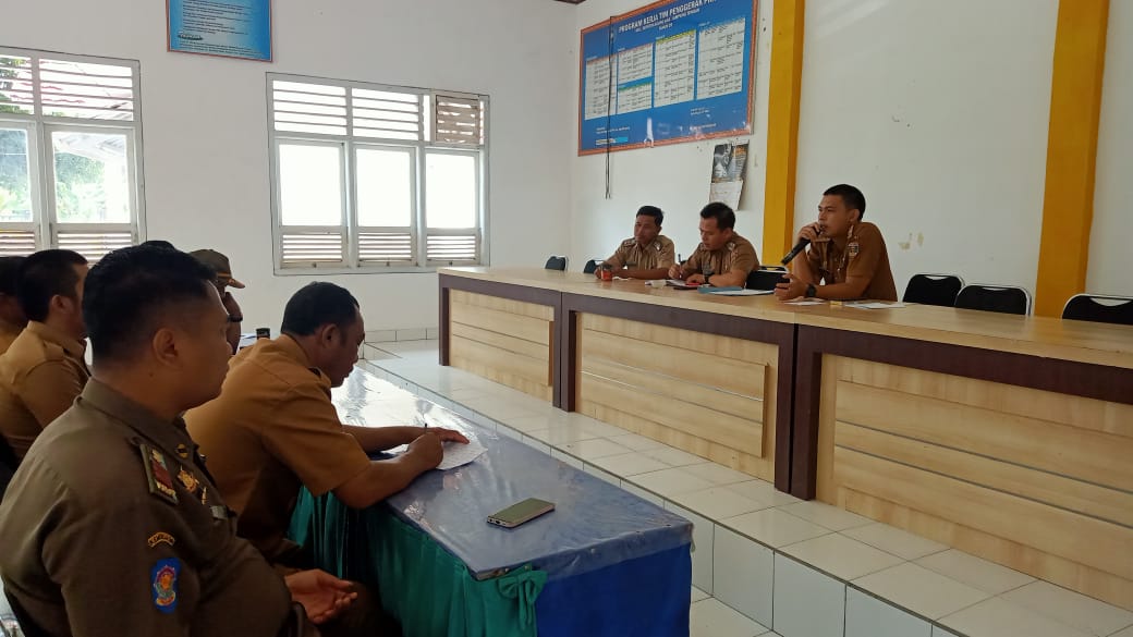 Rapat Staf di Aula Kecamatan Seputih Agung (Senin, 09 Januari 2023)