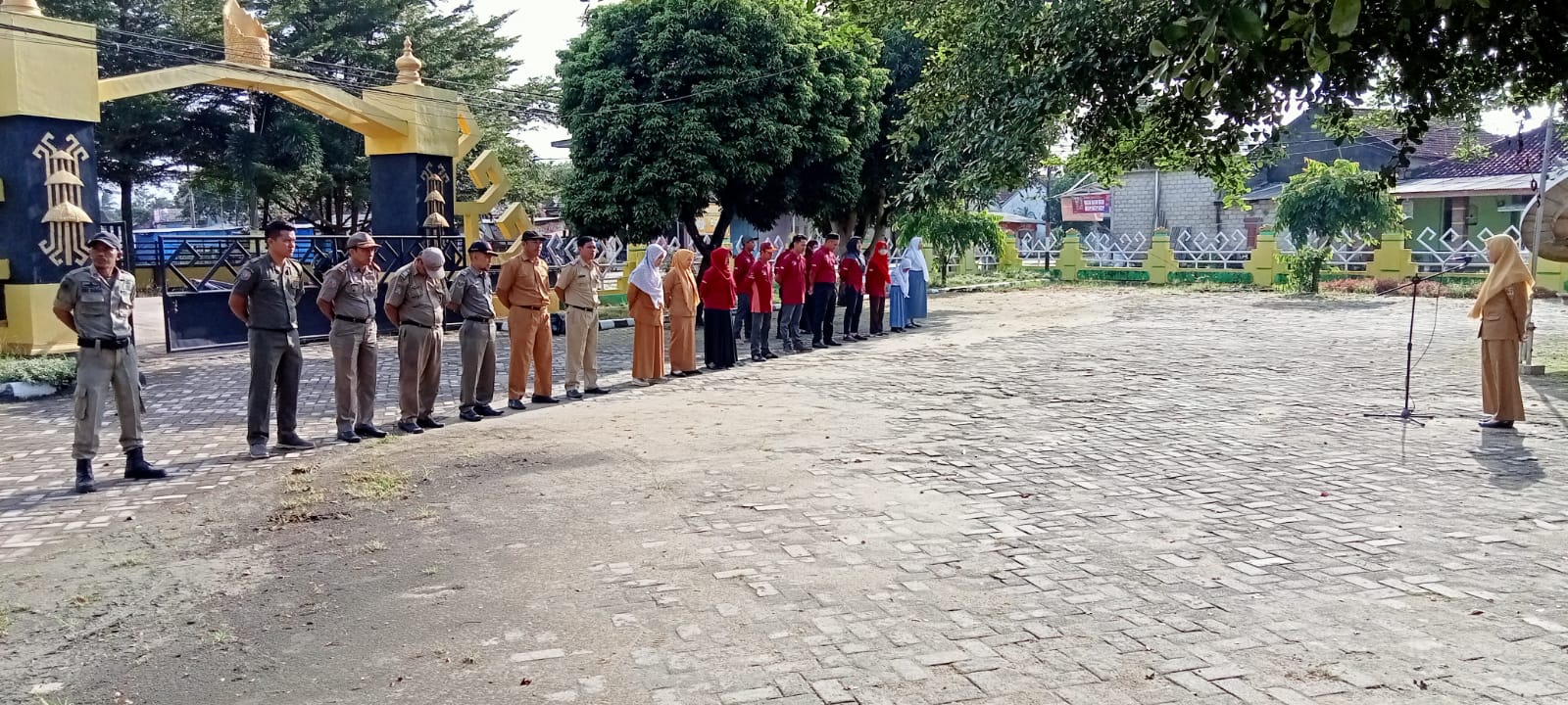 Melaksanakan Apel Mingguan di Halaman Kantor Kecamatan Seputih Agung (Senin, 06 Maret 2023)