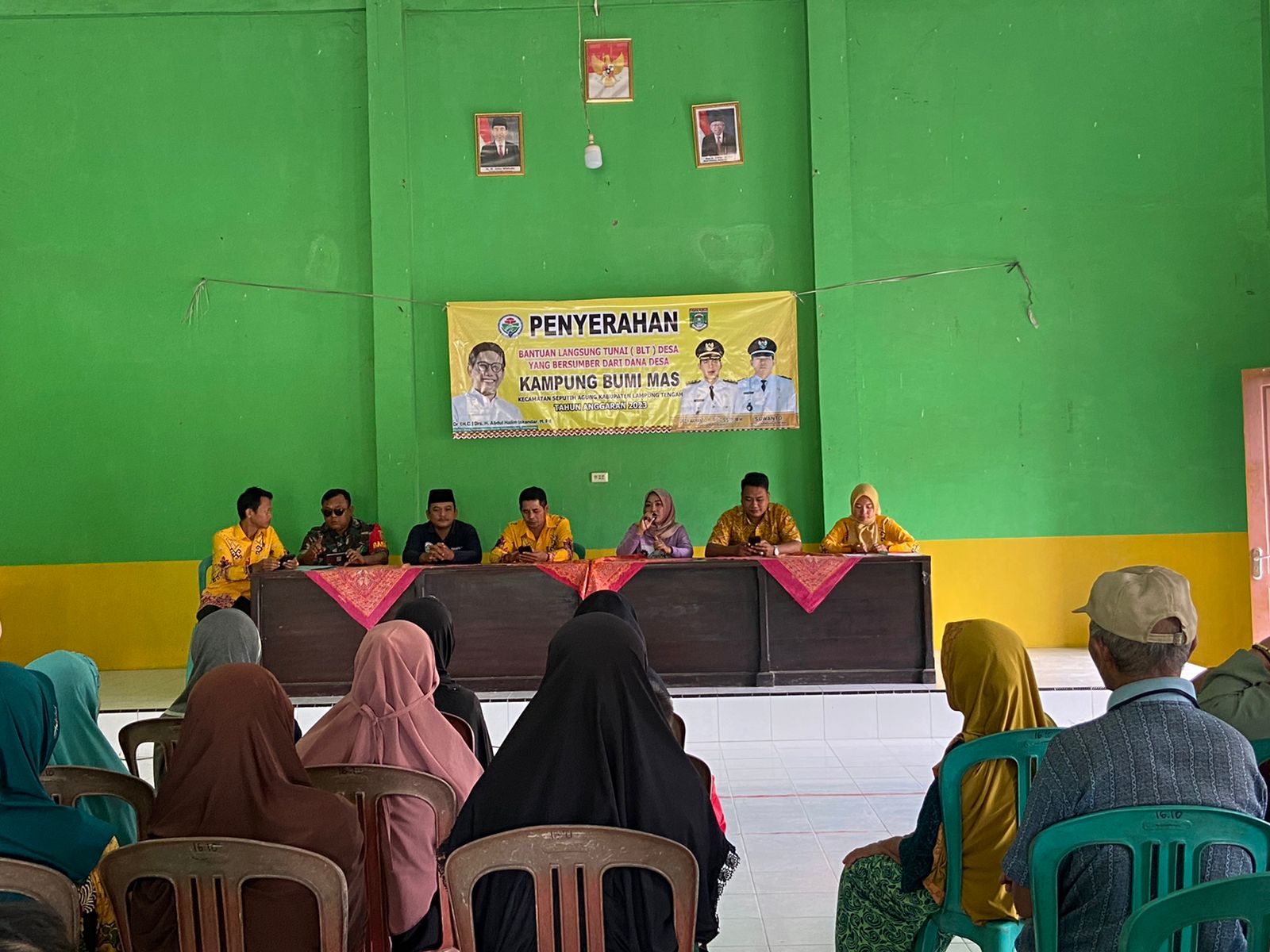 Penyaluran Bantuan Langsung Tunai (BLT DD) Triwulan I Tahun 2023 di Balai Kampung Bumi Mas (Sabtu, 01 April 2023)