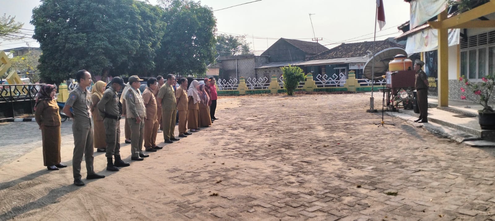 Apel mingguan di Kantor Camat Seputih Agung (Senin, 16 Oktober 2023)