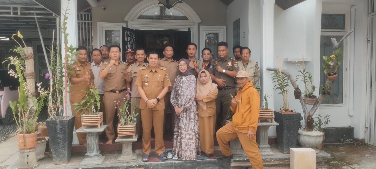 Menghadiri acara Purnabhakti Ibu Hj. WIwik Dwi Handayani di Kediaman Bandar Jaya Barat