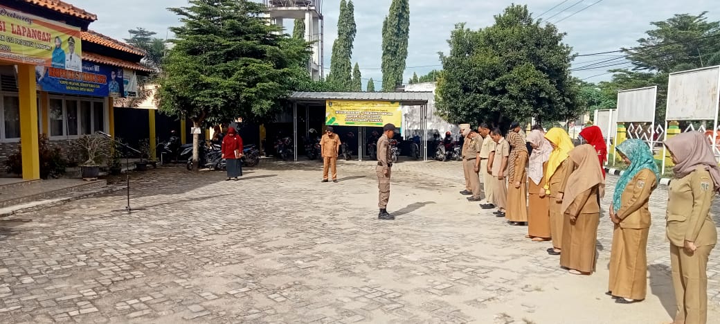 Melaksanakan Apel Mingguan di Halaman Kantor Kecamatan Seputih Agung (Senin, 12 Desember 2022)