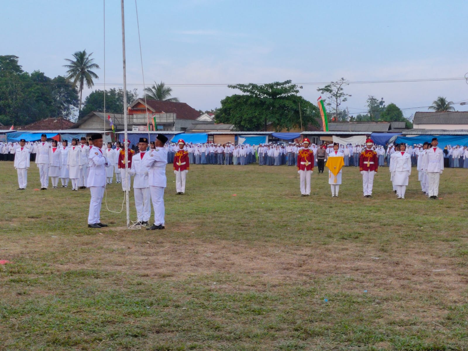 Upacara Pengibaran Bendera Merah Putih dalam Rangka HUT RI Ke-77 di Lapangan Merdeka Dono Arum