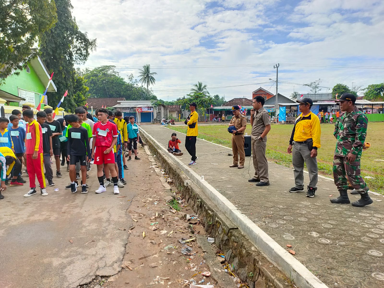 Pembukaan Lomba Lari 5.000 dan 3.000 M dan Pembekalan peserta Paskibra dalam Rangka HUT RI Ke-77 di Lapangan Sepak Bola Kampung Dono Arum