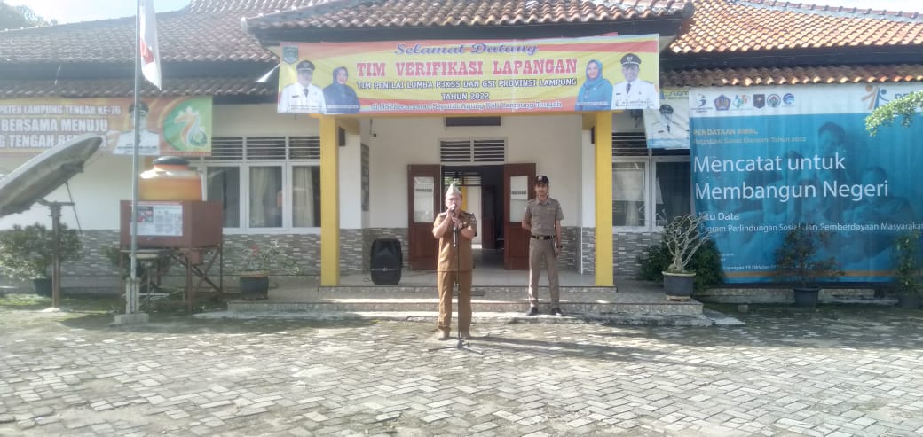 Melaksanakan Apel Mingguan di Halaman Kantor Kecamatan Seputih Agung (Senin, 21 November 2022)