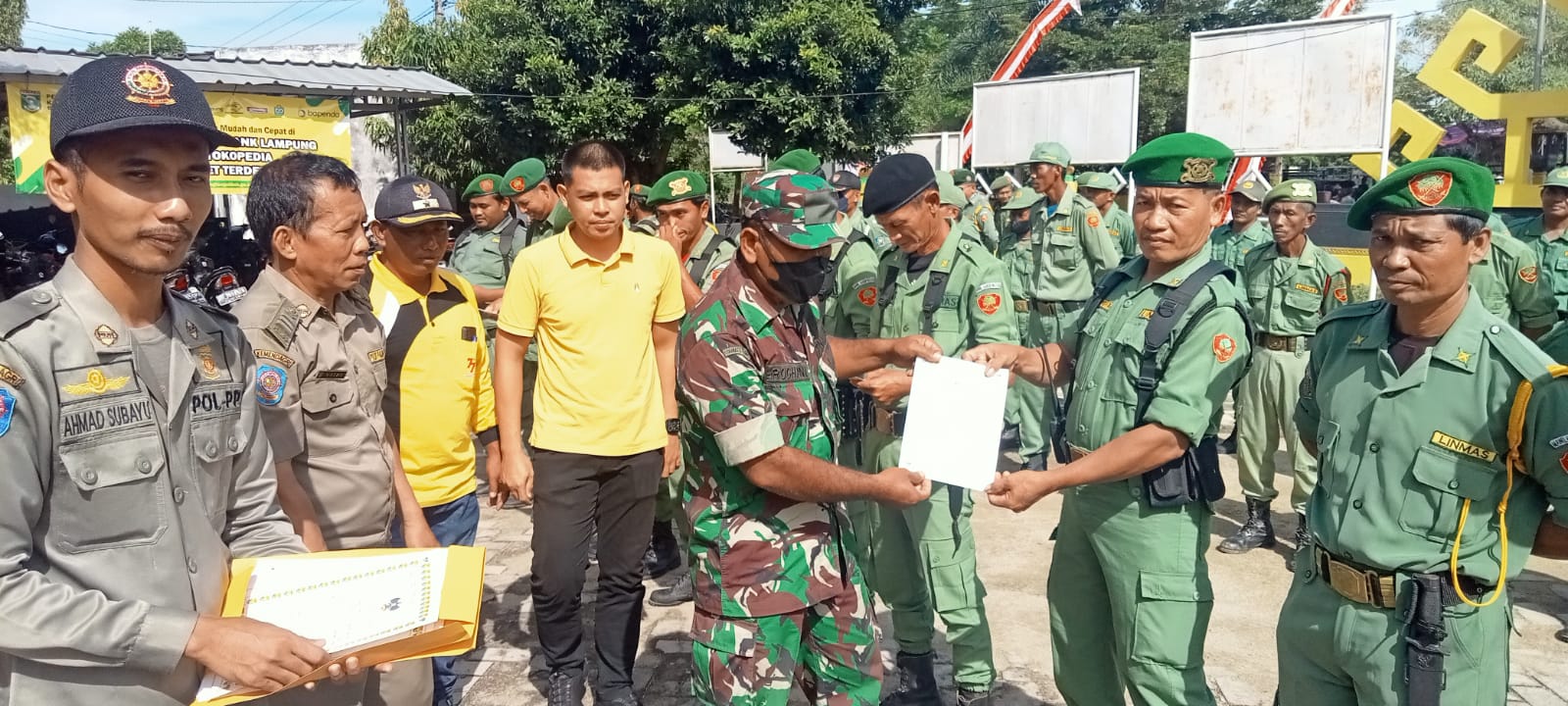 Pembinaan Linmas Se-Kecamatan Seputih Agung di Halaman Kantor Kec. Seputih Agung (Jum'at, 27 November 2022)