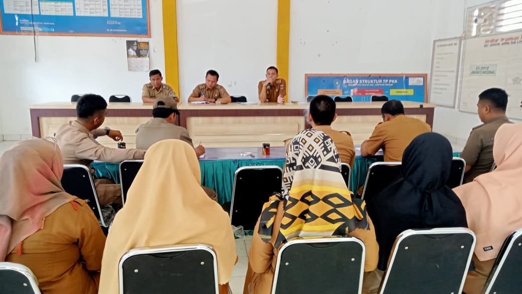 Rapat Staf di Aula Kecamatan Seputih Agung (Senin, 09 Januari 2023)