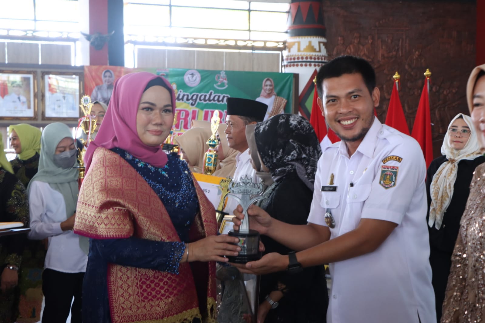 Peringatan Hari Ibu sekaligus penyerahan hadiah Lomba : P3KSS Juara 2 Tingkat Provinsi, GSI juara 2 Tingkat Provinsi, Perpustakaan kampung juara 2 Tingkat Kabupaten, Lomba masak serba ikan juara harapan 1 Tingkat Kabupaten  (Kamis, 22 Desember 2022)