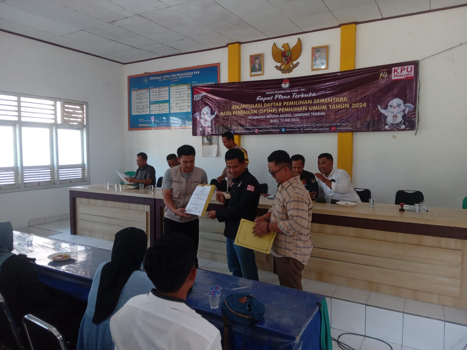 Rapat Pleno terbuka Rekapitulasi Daftar Pemilihan Sementara Hasil Perbaikan (DPSHP) Pemilihan Umum Tahun 2024 di Aula Kecamatan Seputih Agung (Rabu, 10 Mei 2023)