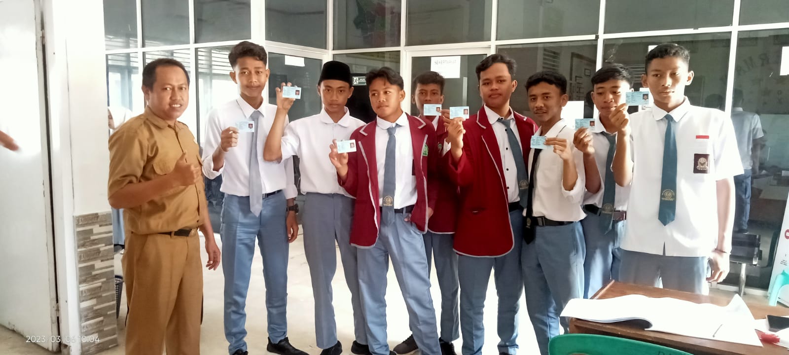 Penyerahan KTP-EL yang sudah tercetak kepada Masyarakat dan Anak Sekolah (Senin, 06 Maret 2023)