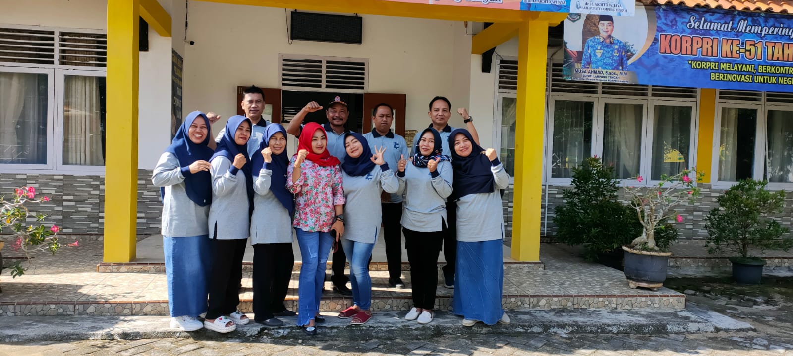 Melaksanakan Jum’at bersih di Kantor Kecamatan Seputih Agung (Jum'at, 10 Februari 2023)