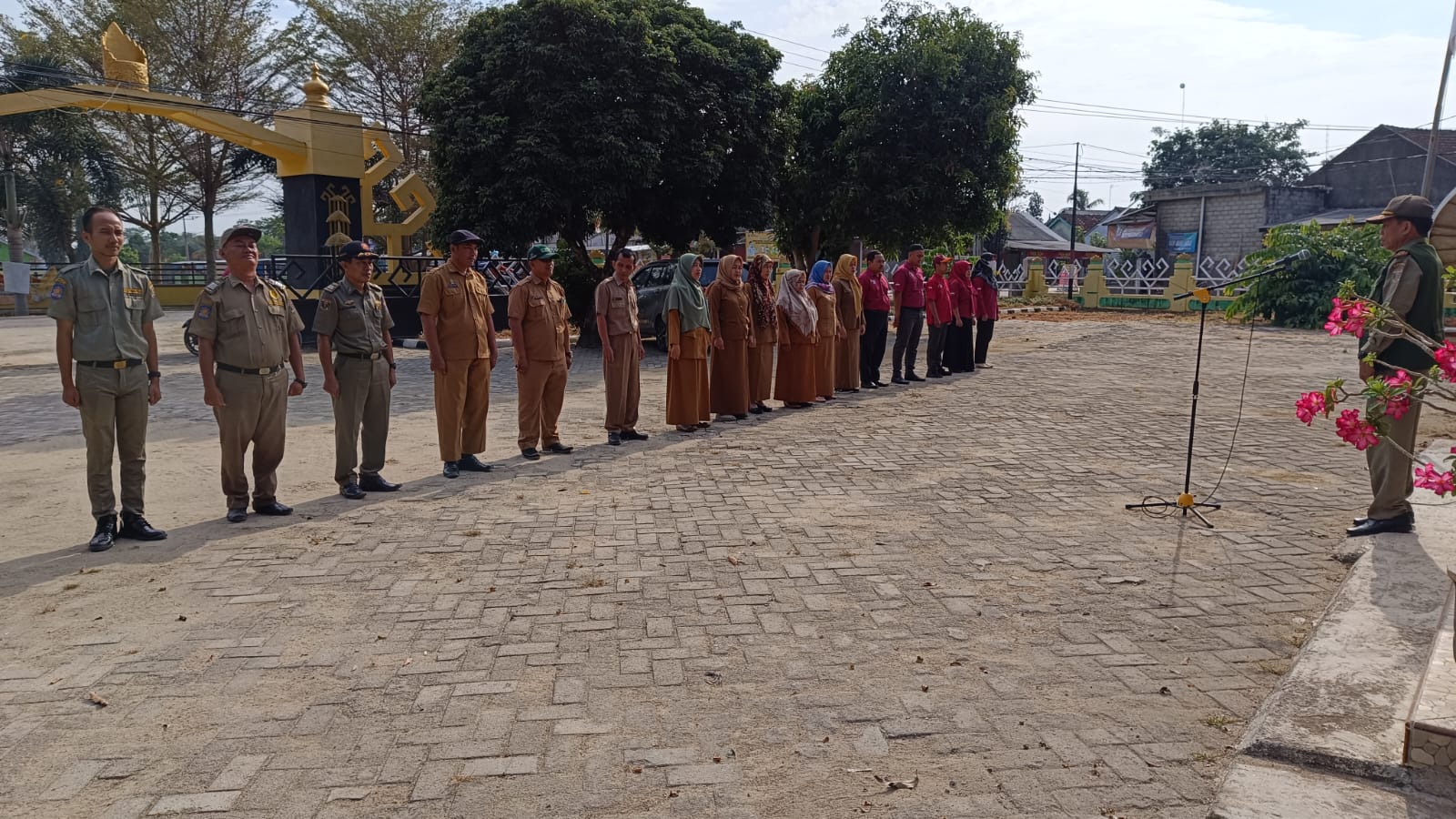 Apel Mingguan Di Halaman Kantor Kecamatan Seputih agung (Senin, 11 September 2023)