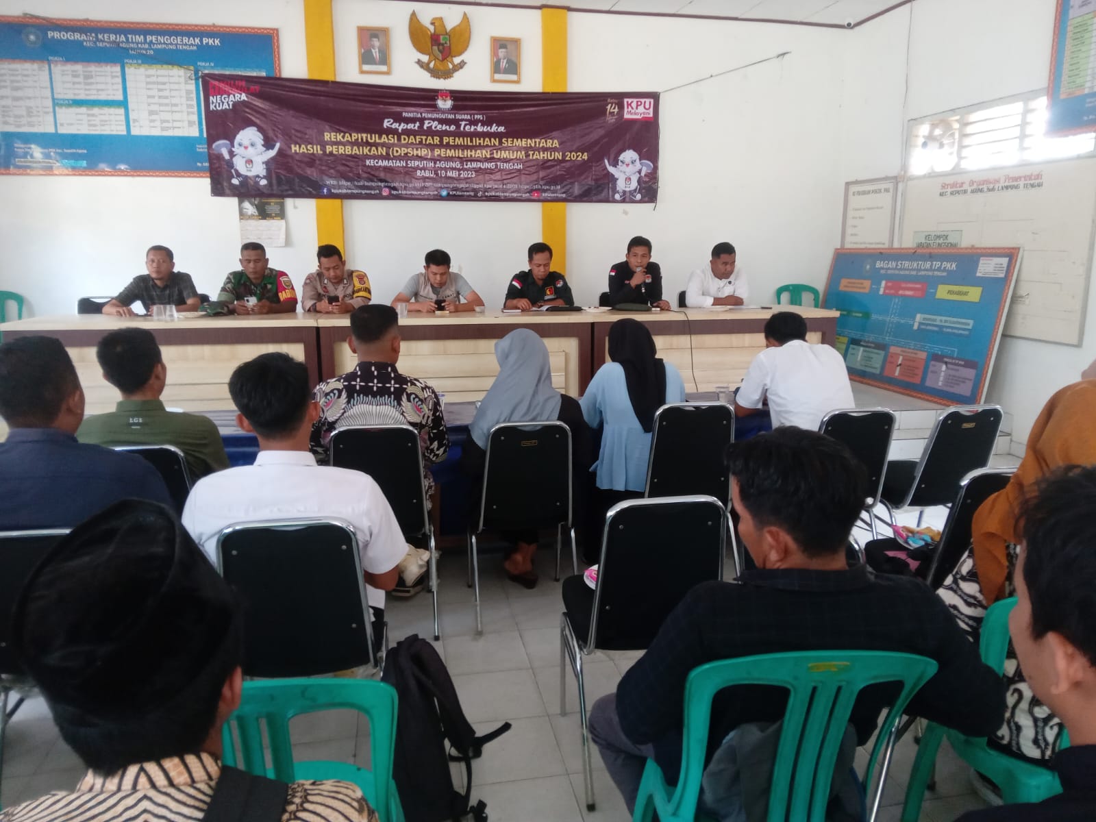 Rapat Pleno terbuka Rekapitulasi Daftar Pemilihan Sementara Hasil Perbaikan (DPSHP) Pemilihan Umum Tahun 2024 di Aula Kecamatan Seputih Agung (Rabu, 10 Mei 2023)