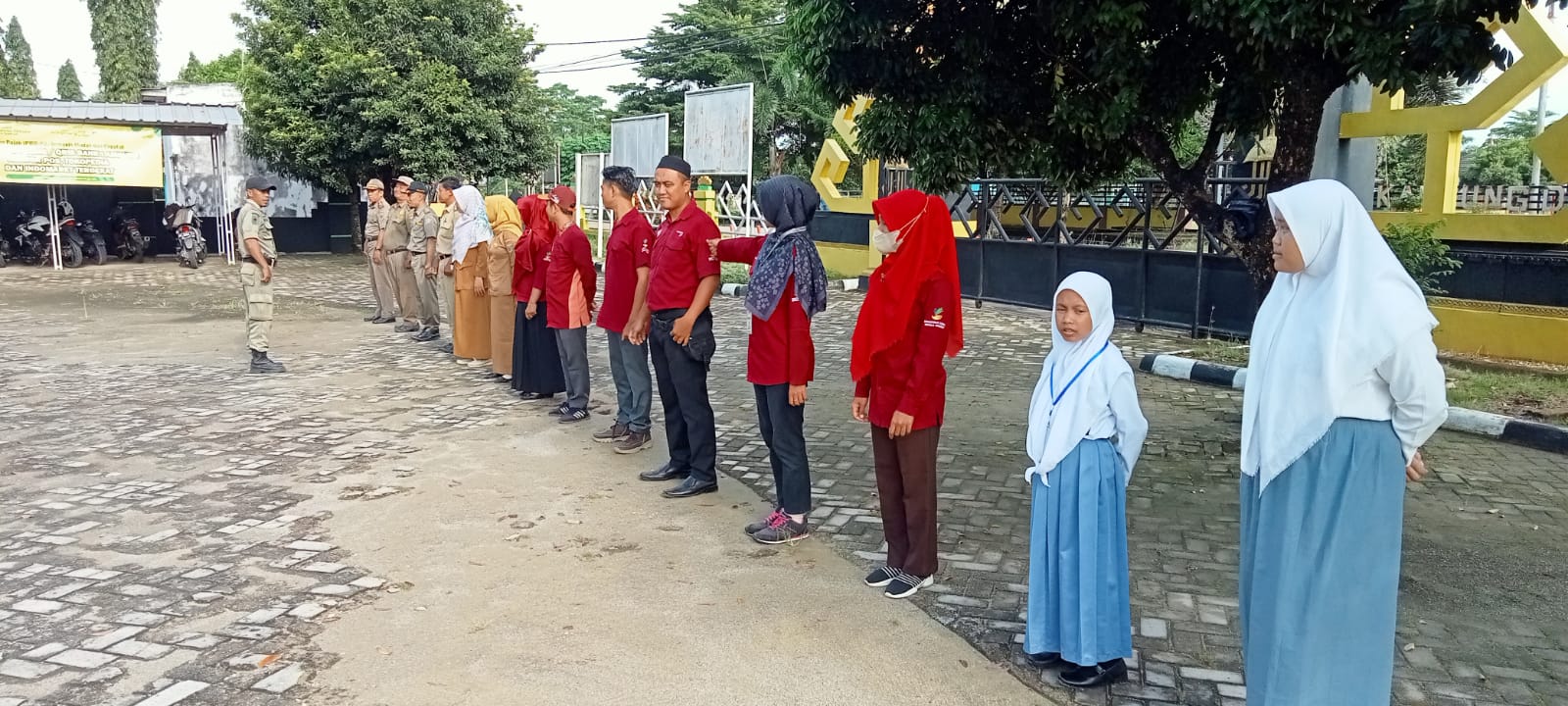 Melaksanakan Apel Mingguan di Halaman Kantor Kecamatan Seputih Agung (Senin, 06 Maret 2023)