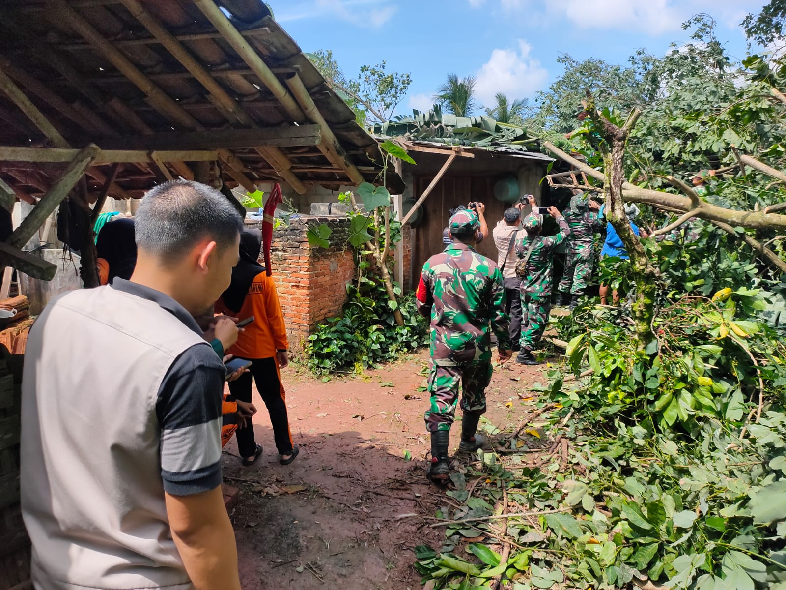 Cek Lokasi rumah yang terkena angin putting beliung dan gotong royong di Kampung Gayau Sakti dan Muji Rahayu (Selasa, 04 April 2023)