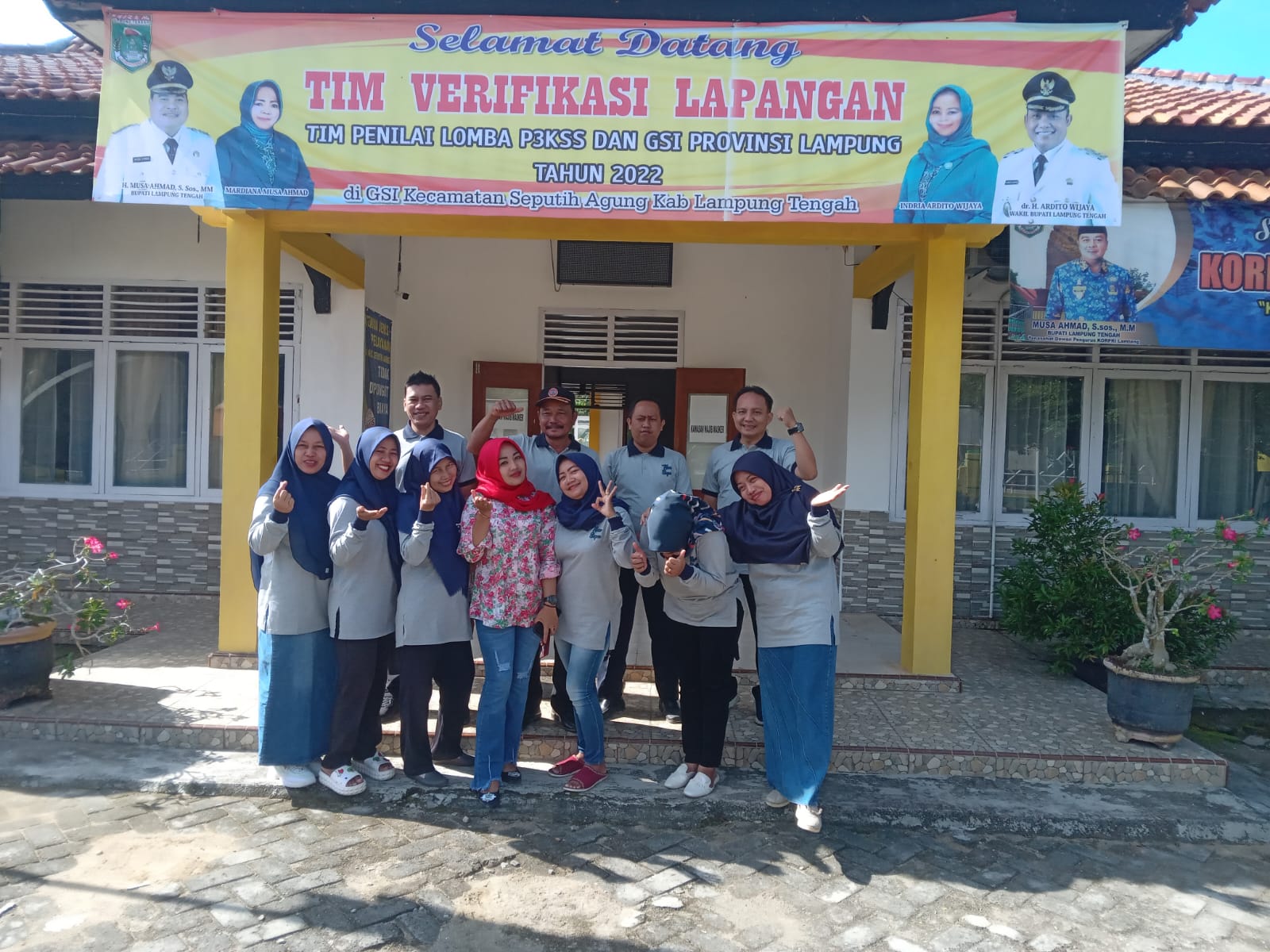 Melaksanakan Jum’at bersih di Kantor Kecamatan Seputih Agung (Jum'at, 10 Februari 2023)