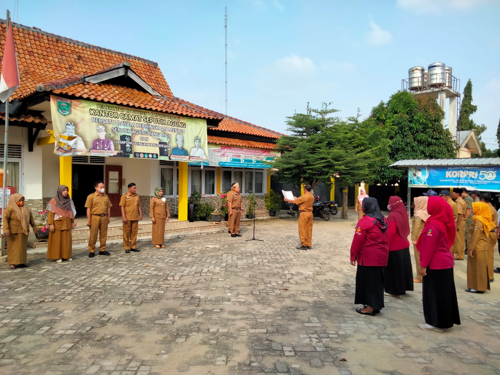 Melaksanakan Apel Mingguan  (11 Juli 2022) di Halaman Kantor Kecamatan Seputih Agung