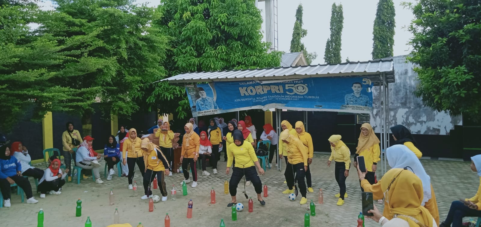 Pembukaan Lomba dan Pembagian Hadiah Pemenang Kekompakan dalam Rangka HUT RI Ke-77 di Halaman Kecamatan Seputih Agung