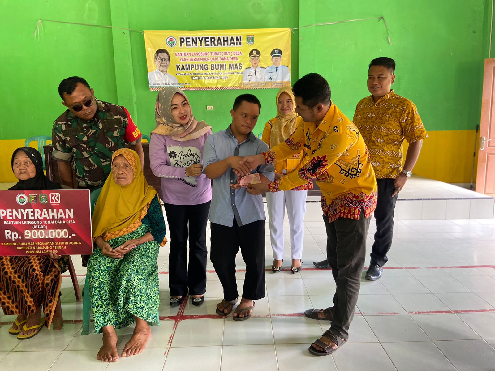 Penyaluran Bantuan Langsung Tunai (BLT DD) Triwulan I Tahun 2023 di Balai Kampung Bumi Mas (Sabtu, 01 April 2023)