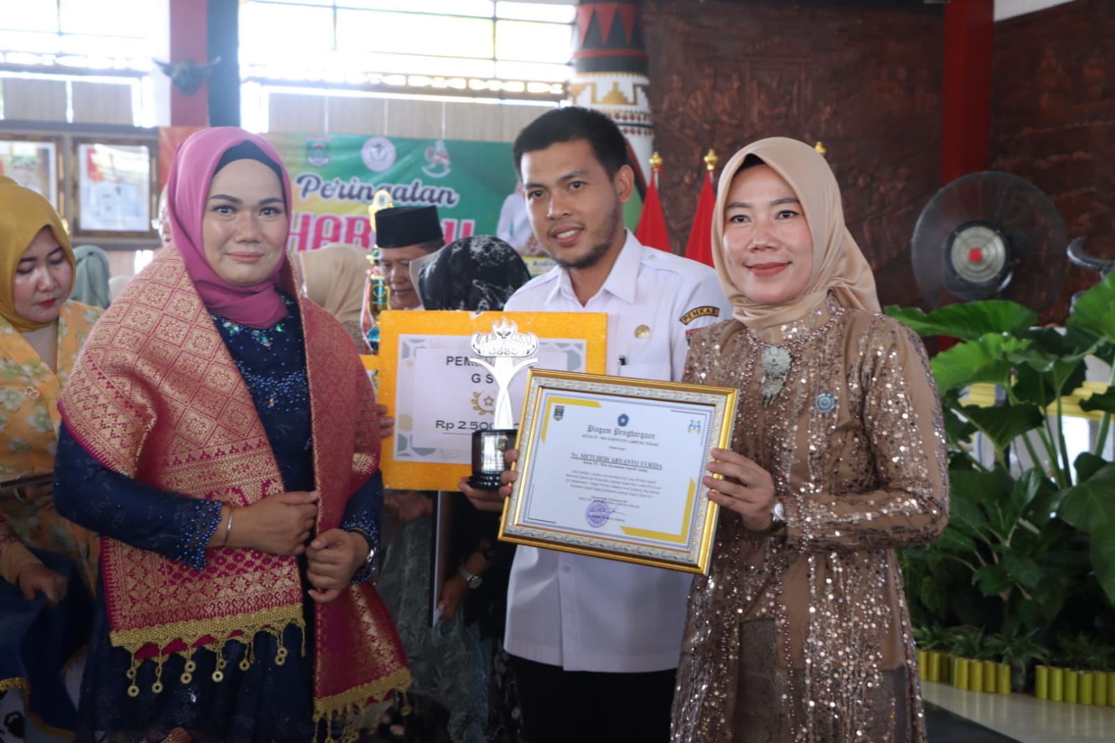 Peringatan Hari Ibu sekaligus penyerahan hadiah Lomba : P3KSS Juara 2 Tingkat Provinsi, GSI juara 2 Tingkat Provinsi, Perpustakaan kampung juara 2 Tingkat Kabupaten, Lomba masak serba ikan juara harapan 1 Tingkat Kabupaten  (Kamis, 22 Desember 2022)