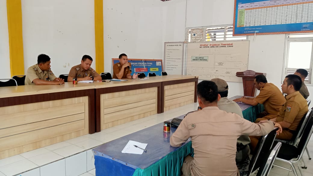 Rapat Staf di Aula Kecamatan Seputih Agung (Senin, 09 Januari 2023)