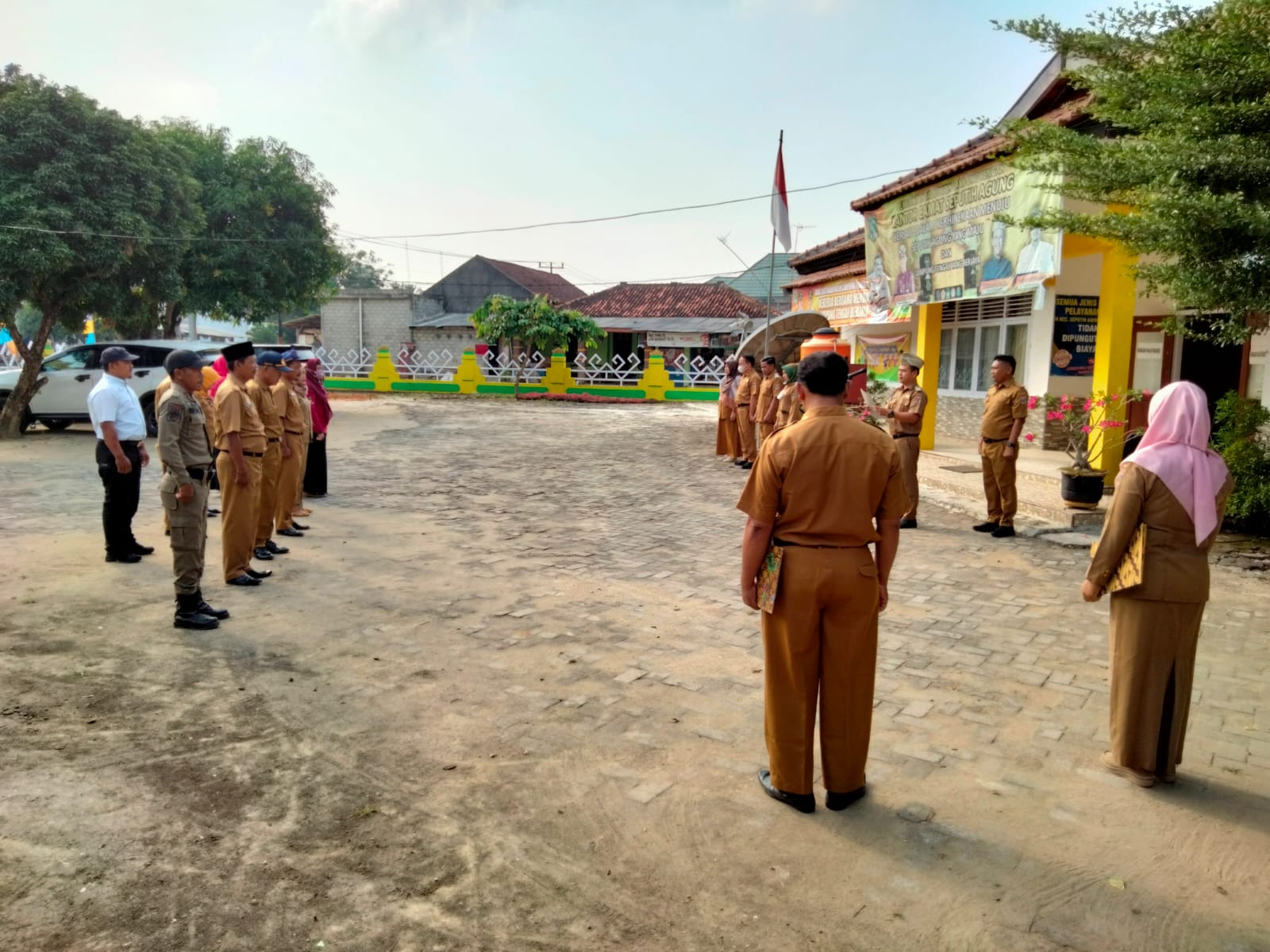 Melaksanakan Apel Mingguan  (11 Juli 2022) di Halaman Kantor Kecamatan Seputih Agung