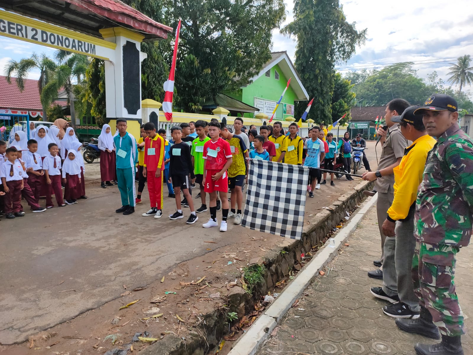 Pembukaan Lomba Lari 5.000 dan 3.000 M dan Pembekalan peserta Paskibra dalam Rangka HUT RI Ke-77 di Lapangan Sepak Bola Kampung Dono Arum