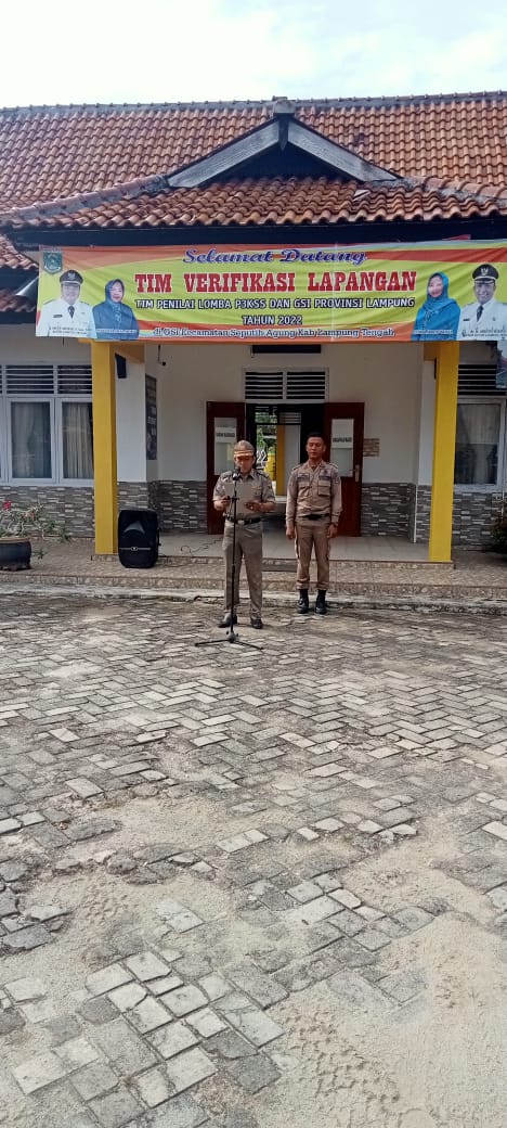 Melaksanakan Apel Mingguan di Halaman Kantor Kecamatan Seputih Agung (Senin, 12 Desember 2022)